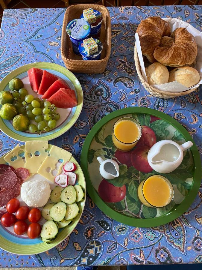 Sobe Number 9 Bed & Breakfast Ровин Екстериор снимка