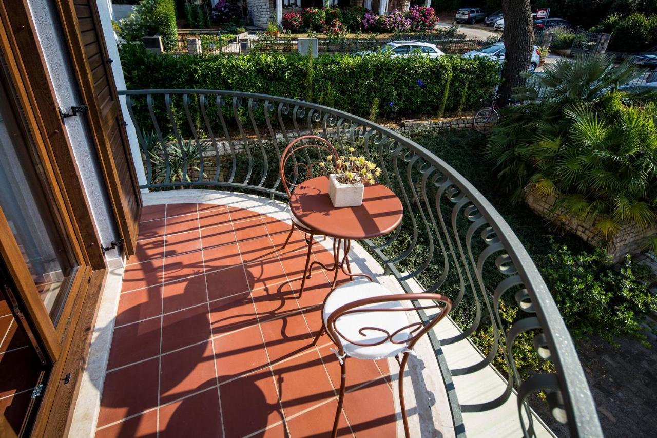 Sobe Number 9 Bed & Breakfast Ровин Екстериор снимка